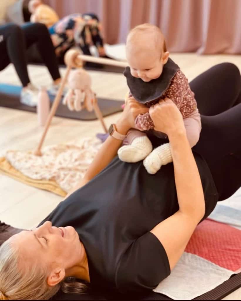 Billede af mor der træner med baby
